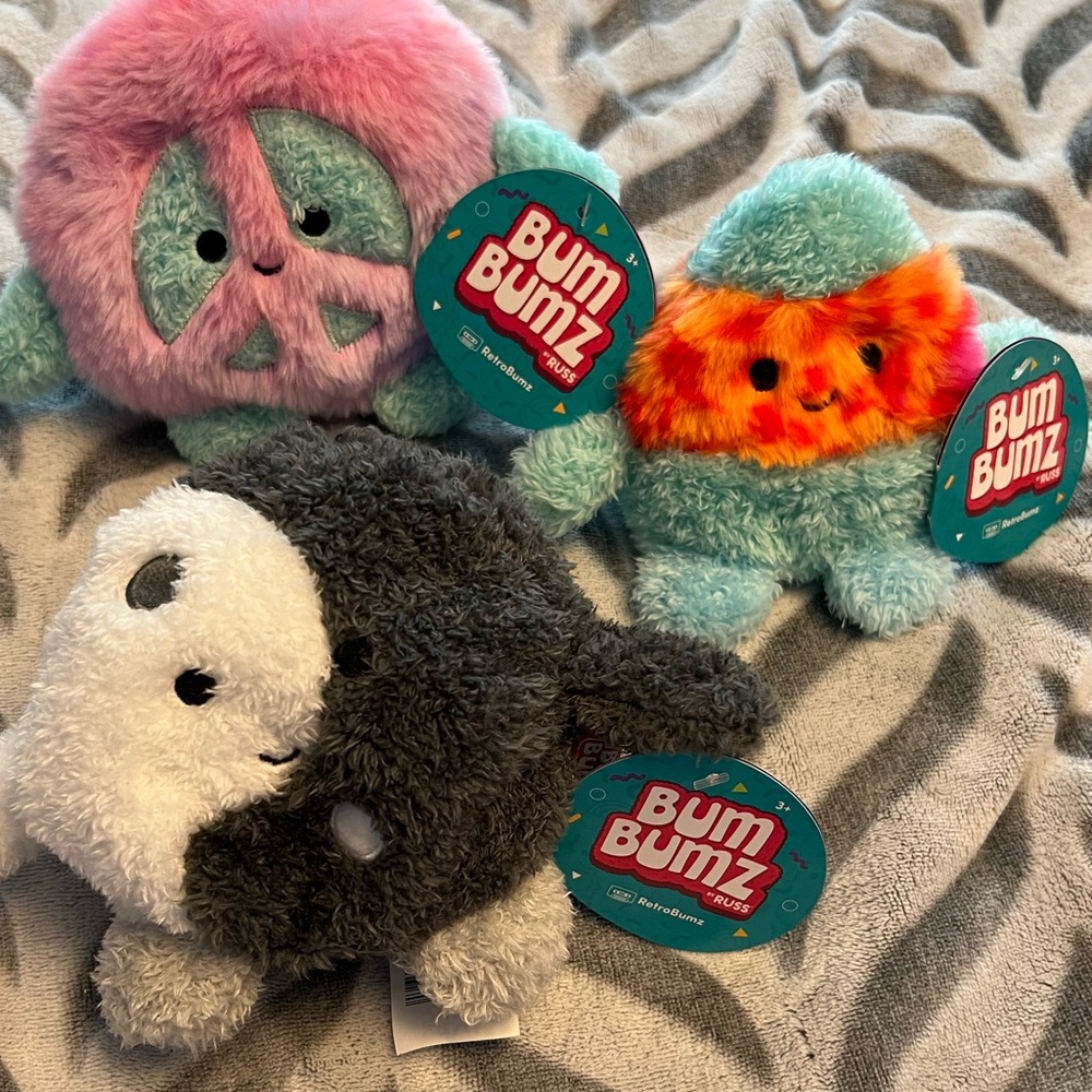 3pc NWT  bum bums plushies peace, yin yang, candy corn